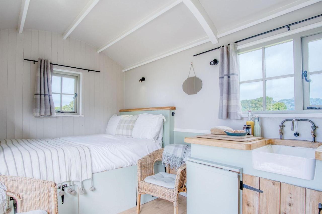 Haven View - 1 Bedroom Shepherds Hut - St Ishmaels *