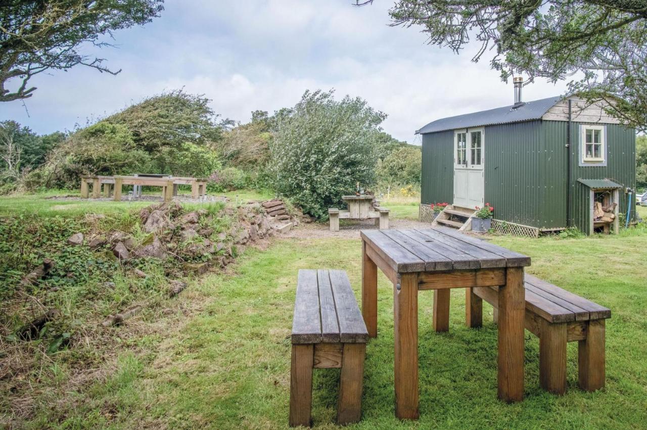 Haven View - 1 Bedroom Shepherds Hut - St Ishmaels *