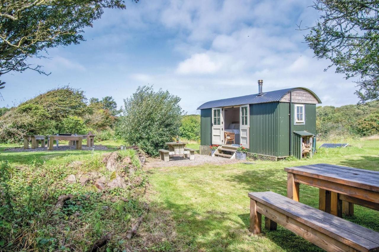 Haven View - 1 Bedroom Shepherds Hut - St Ishmaels *
