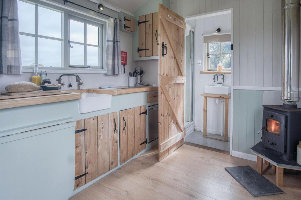 Haven View - 1 Bedroom Shepherds Hut - St Ishmaels *