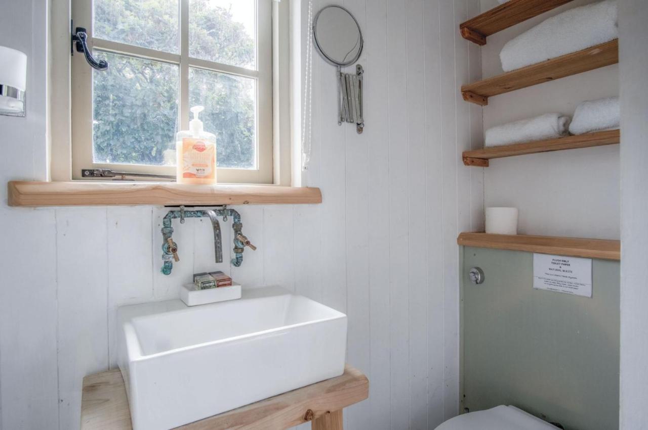 Haven View - 1 Bedroom Shepherds Hut - St Ishmaels Apartment *
